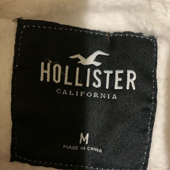 I am selling an Hollister jacket. - Picture 3 of 3